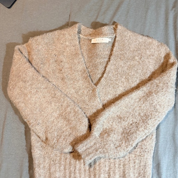 Short V-neck thick tan sweater, ASTR, Medium - Picture 1 of 2